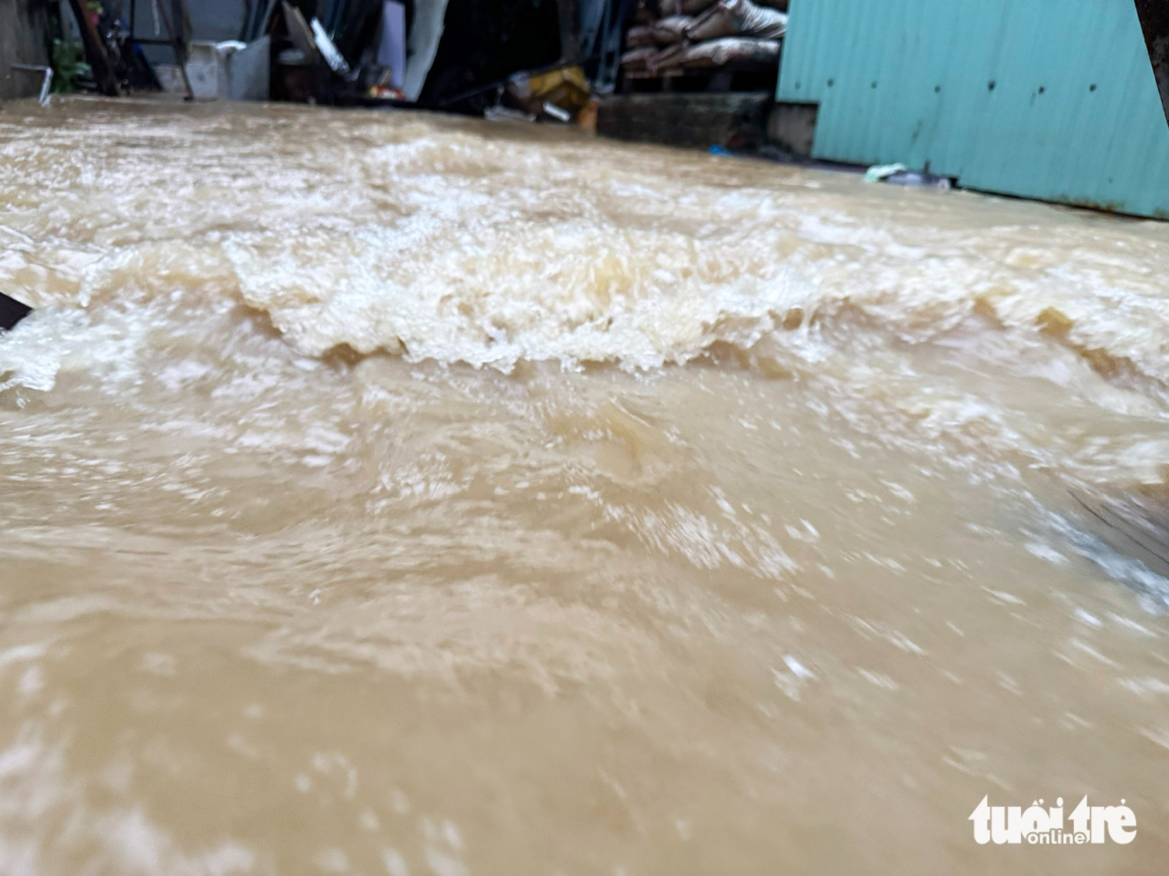 武嘉河和顺化河洪水消退缓慢,岘港许多地区仍是一片汪洋